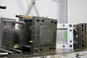 駒入替対応金型